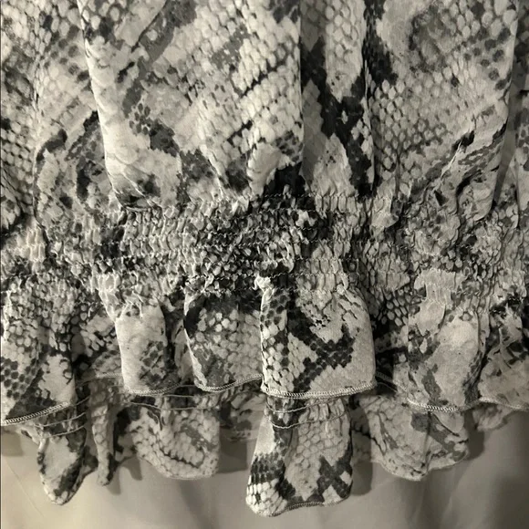 EUC Chico's Monochrome Snake Print Blouse. Size 2 - Picture 4 of 5